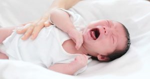 Baby weint, weil es Bauchschmerzen hat
