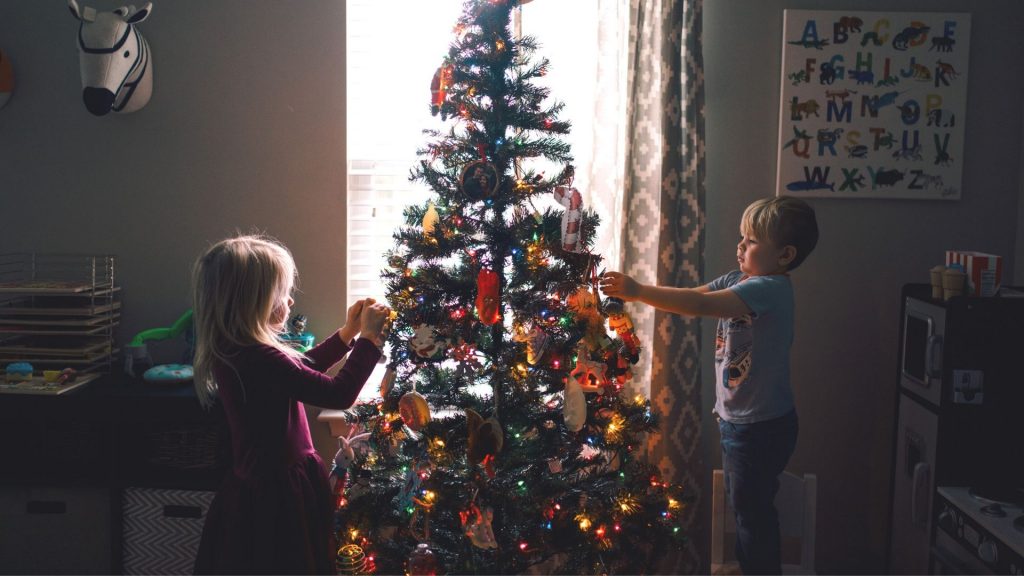 So bastelst du mit Kindern einfachen Christbaumschmuck