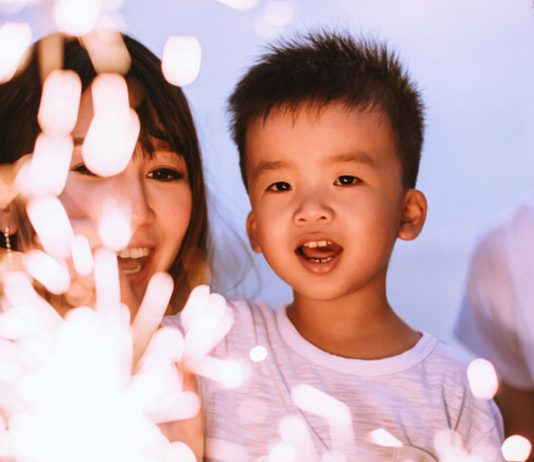 Familie mit Wunderkerzen