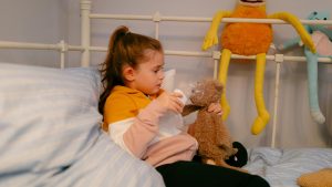 Kind inhaliert mit Teddy