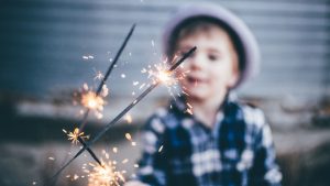 Silvester Angst Kleinkind: Junge hält Wunderkerze.