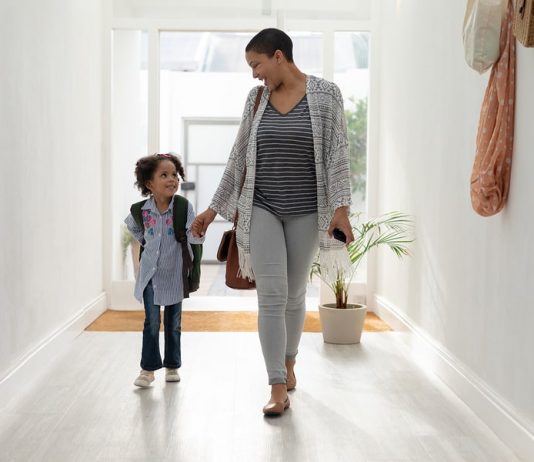 Alleiniges Sorgerecht: Mama und Tochter Hand in Hand.