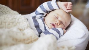 Baby schlaf zwei Monate entspanntes Baby