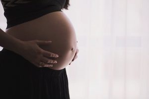 Frau mit Babybauch: Schwangerschaftstee kann je nach Mischung während der kompletten Babyauchzeit getrunken werden