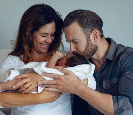 Bonding Baby: Eltern kuscheln mit Neugeborenem