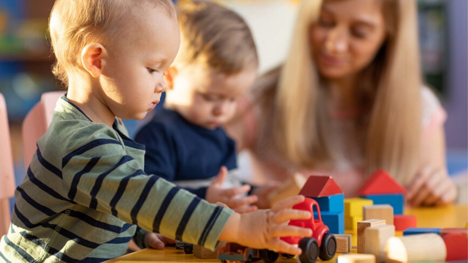 kind-spielt-im-kindergarten | Echte Mamas