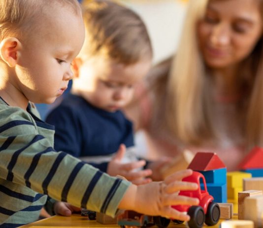 Kinder spielen in der Kita: Bei der Kindergartenanmeldung helfen unsere Tipps