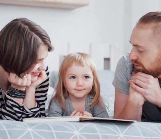 Kinder Geschlechtsteile benennen: Eltern im Gespräch mit ihrer Tochter