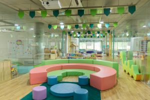 Leerer Kindergarten mit Spielzeug