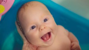 Roter Po? Beim Planschen braucht dein Baby keine Seife!