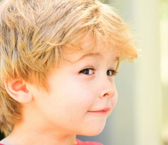 Schimpfwörter faszinieren Kinder: Verschmitzter Junge