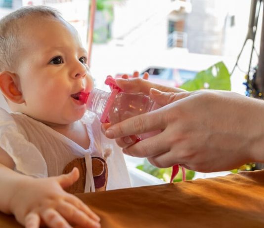 Am besten ist ungesüßter Früchte- und Kräutertee für Babys geeignet.