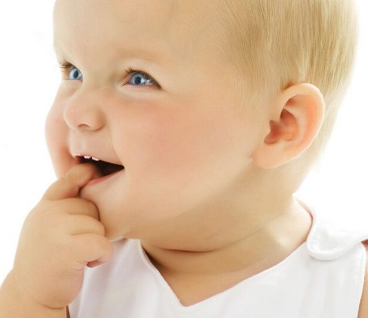 Veilchenwurzel hilft gegen Zahnungsschmerzen: Zahnendes Kind