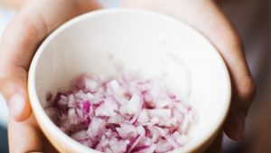 Geschnittene Zwiebel für einen Brustwickel gegen Husten