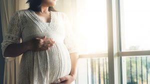 Das Babybauch-Shooting kann auch in der Wohnung wunderschöne Fotos ergeben. 