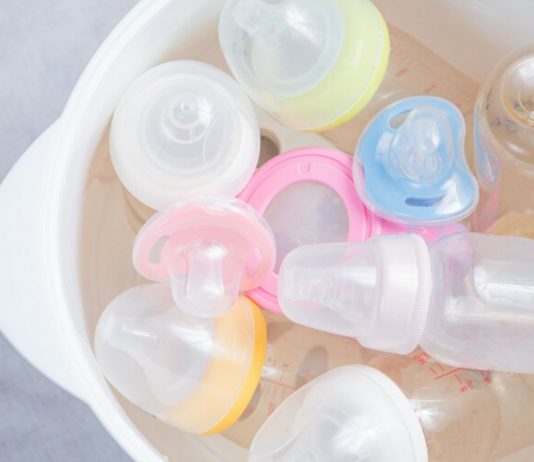 Babyflaschen auskochen ist eine wichtige Methode, um sie vor Keimen und Bakterien zu schützen.