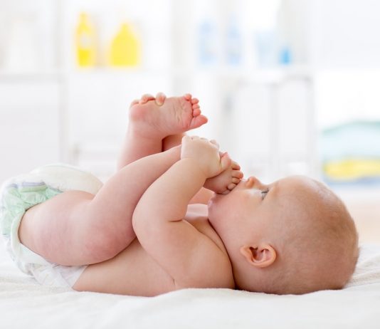 Baby mit Pampers Windel