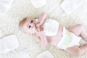 Baby mit Pamperswindel