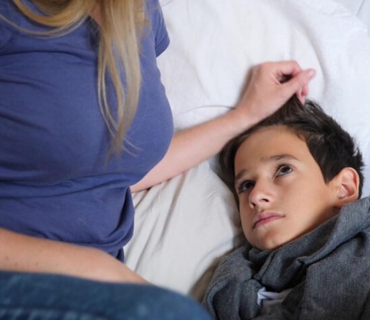 Ruhe ist bei Erkältungssymptomen, die der Coronavirus bei Kindern hervorruft, eine wichtige Maßnahme.