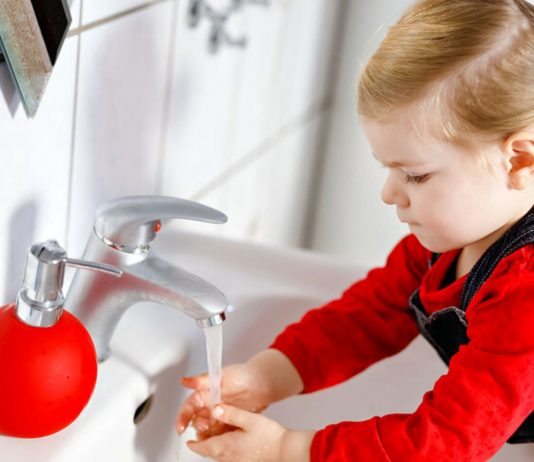 Wenn es richtig angegangen wird, klappt das Händewaschen bei Kindern rasch richtig gut!