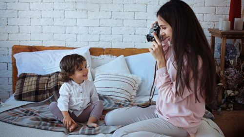 Kinderfotos im Internet: Mutter fotografiert ihr Kleinkind