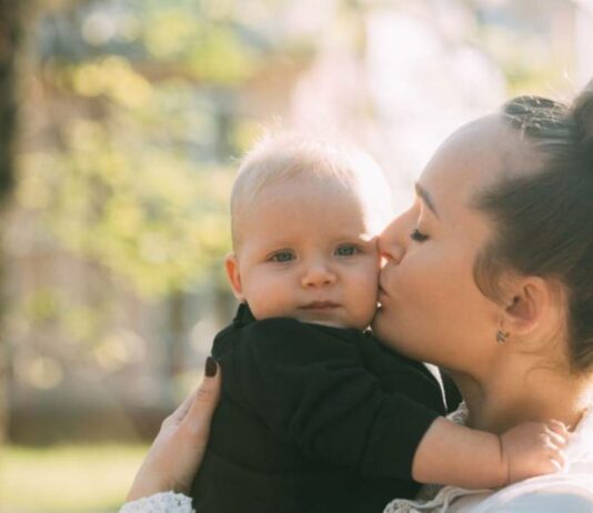 Der Kinderzuschlag kann Alleinerziehenden bei Geldsorgen unter die Arme greifen. Foto: Bigstock (Symbolbild)