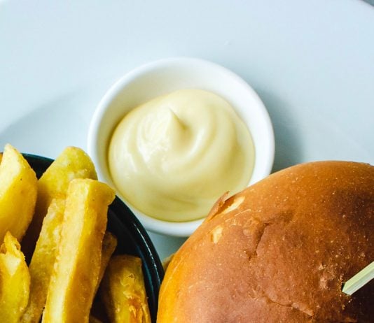 Frische Mayonnaise sollte in der Schwangerschaft lieber gemieden werden.