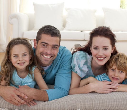 Patchworkfamilie Adoption: Familie lächelt in die Kamera