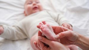 Eine Fußmassage ist ein super Tipp, wenn du deinem Baby dabei helfen willst, seinen Schluckauf loszuwerden. 