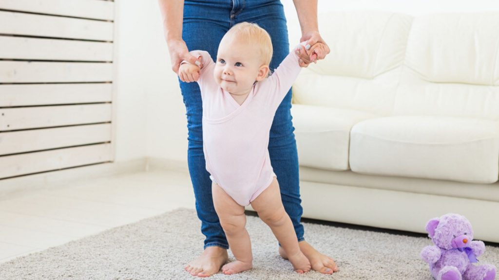 Ab wann muss mein Baby laufen lernen?