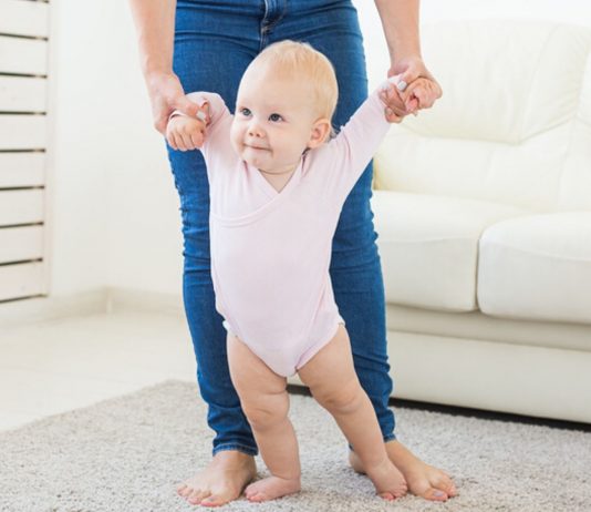 Es gibt nicht DAS eine Alter, in dem ein Baby laufen lernen muss.