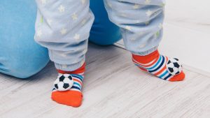 Ein Baby sollte am besten barfuß laufen lernen - oder auf Rutschesocken