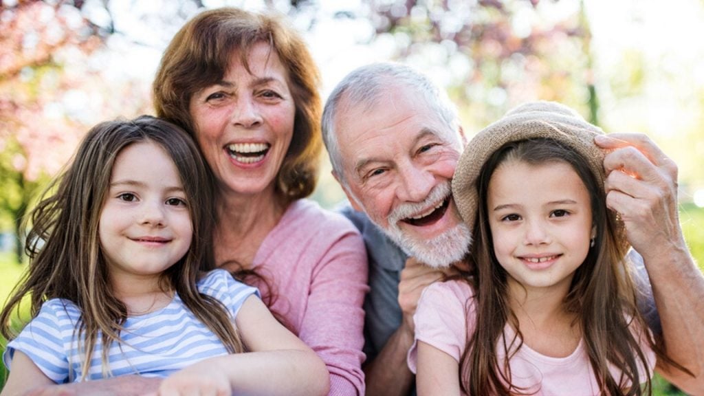 Corona: Großeltern sollten nicht mehr ihre Enkel betreuen