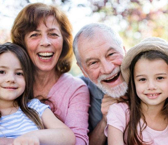 Bis zum Herbst sollten Kinder nicht zu ihren Großeltern gegeben werden – zu groß ist die Gefahr, dass sie das Coronavirus übertragen.