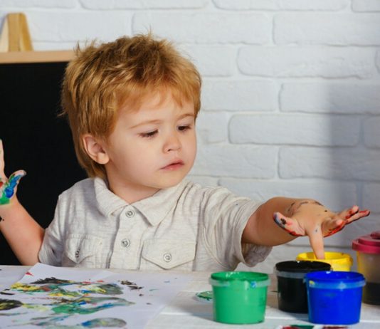 Fingerfarben selber machen geht so einfach und Kinder lieben sie!