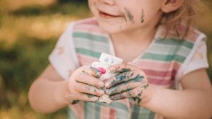 Eine Fingerfarbe selber zu machen ist schnell erledigt, neben drei Zutaten brauchen sie nur die richtige Aufbewahrung. 