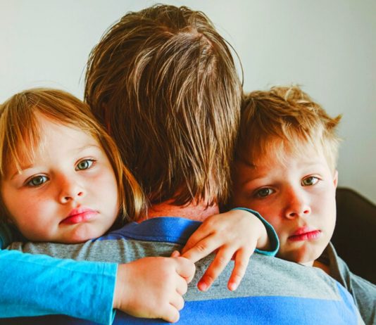 Eltern können ein paar Dinge tun, um ihre Kinder durch die Trauer ums Haustier zu begleiten.