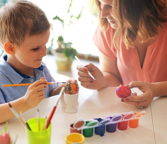 Ostereier bemalen mit Kindern ist immer ein riesiger Spaß.