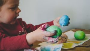 Ostereier bemalen mit Kindern ist ein besonders Highlight, wenn sie Fingerfarben verwenden dürfen. 