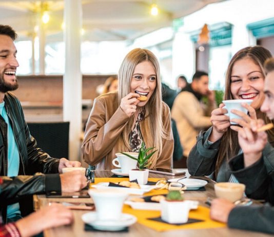 Menschen im Straßencafé