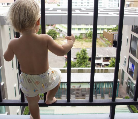 Den Balkon kindersicher zu machen ist gar nicht so schwer.