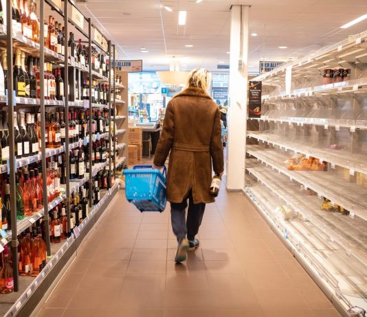 Der wöchentliche Gang zum Einkaufen gibt uns ein bisschen das Gefühl von normalem Alltag. Doch wie hoch ist die Gefahr einer Corona Ansteckung im Supermarkt?