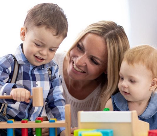 Bis die Kinder wieder so mit ihren Erziehern spielen dürfen, müssen sie leider noch ein wenig warten.