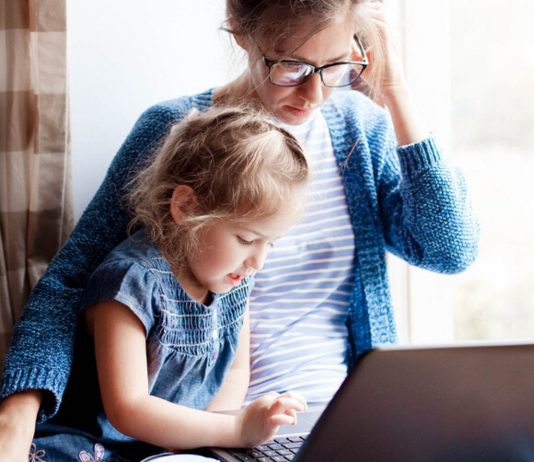 Arbeiten mit Kind auf dem Schoß – viele Eltern sind einfach zutiefst erschöpft. Deswegen gibt es jetzt die Forderung nach dem Corona-Geld.