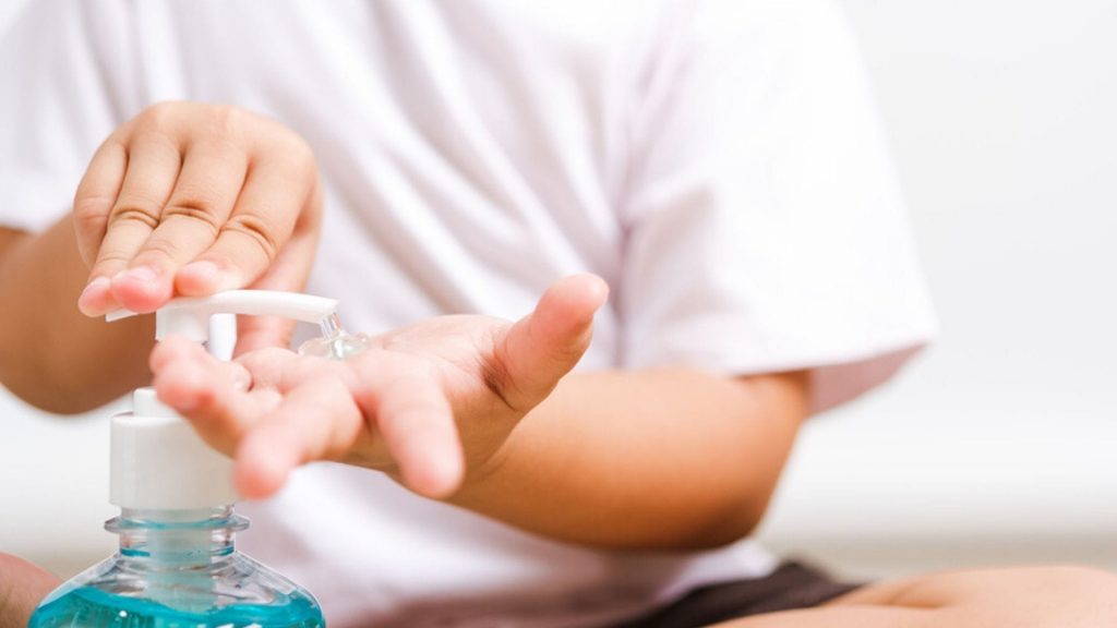 Experten warnen: Immer mehr Kinder durch Desinfektionsmittel vergiftet!