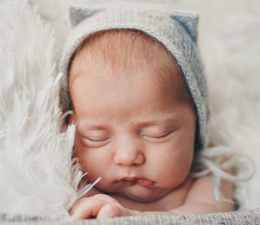 Der Nestschutz hilft dem Baby gesund zu bleiben.