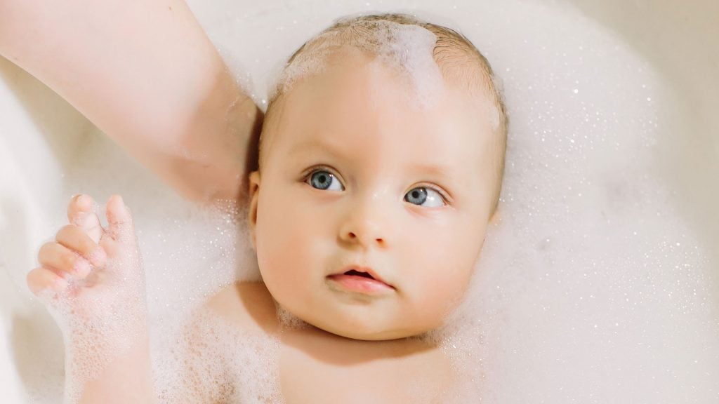 Haare waschen beim Baby: So machst du es richtig!