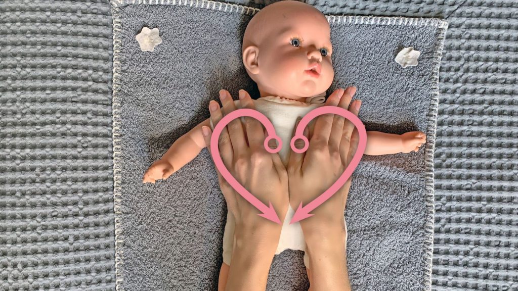 Babymassage Anleitung: Male ein Herz auf der Brust.