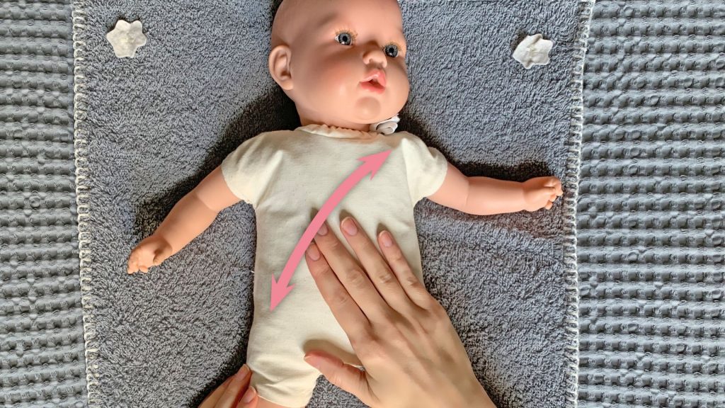 Babymassage Anleitung: Der Schmetterling.