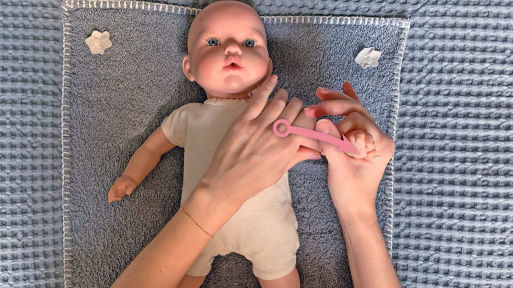 Babymassage Anleitung: Ärmchen ausstreichen.